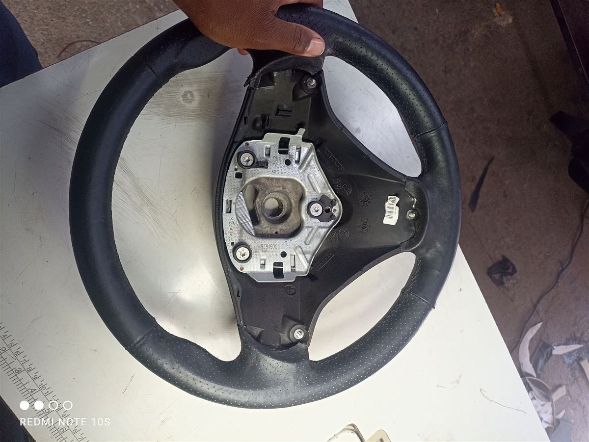 Steering wheel before leather retrim